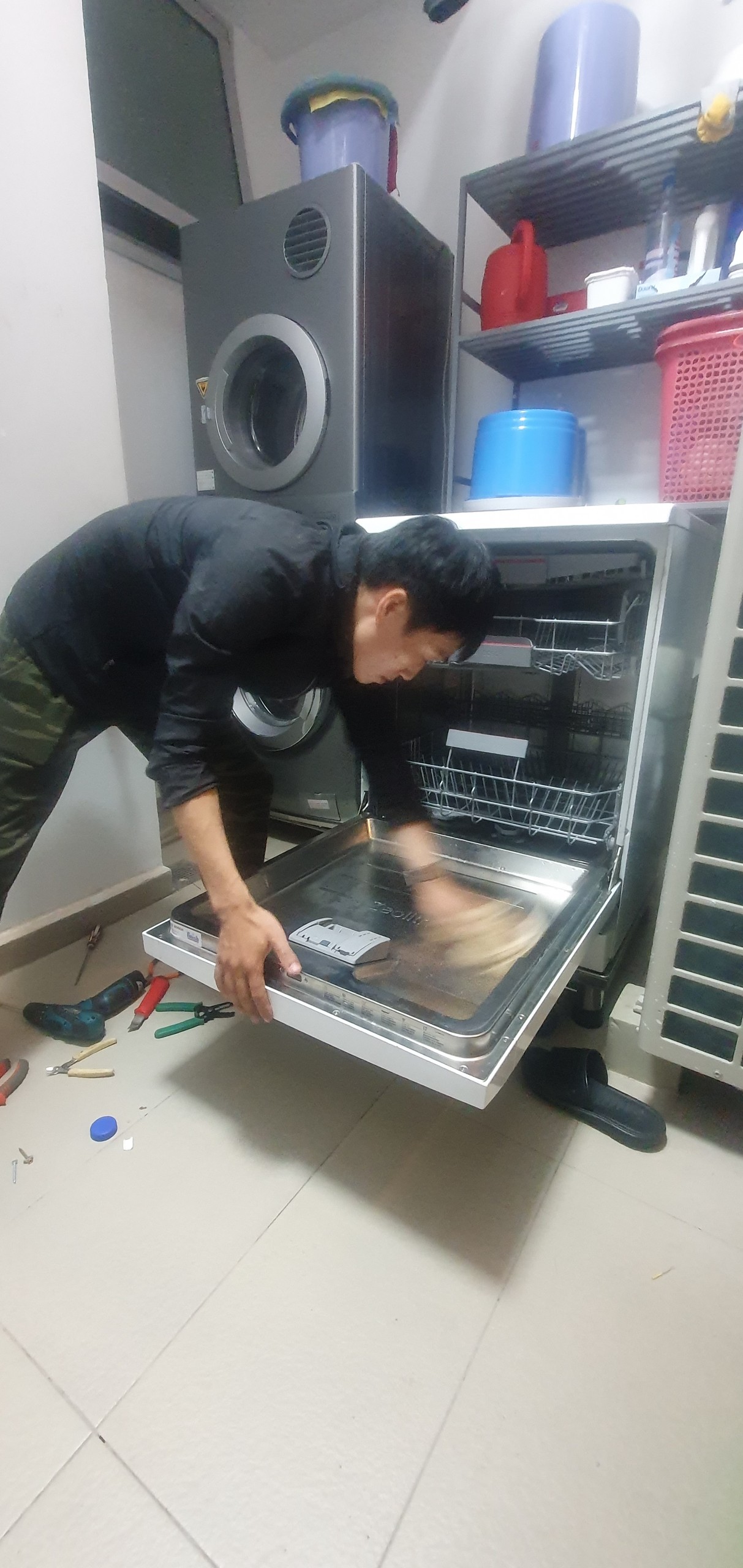 z4449111395020 a8f18f99116fd58c1bfe274cf9033373 - Sửa máy rửa bát bị mất nước nóng tại nhà ở Sài Gòn