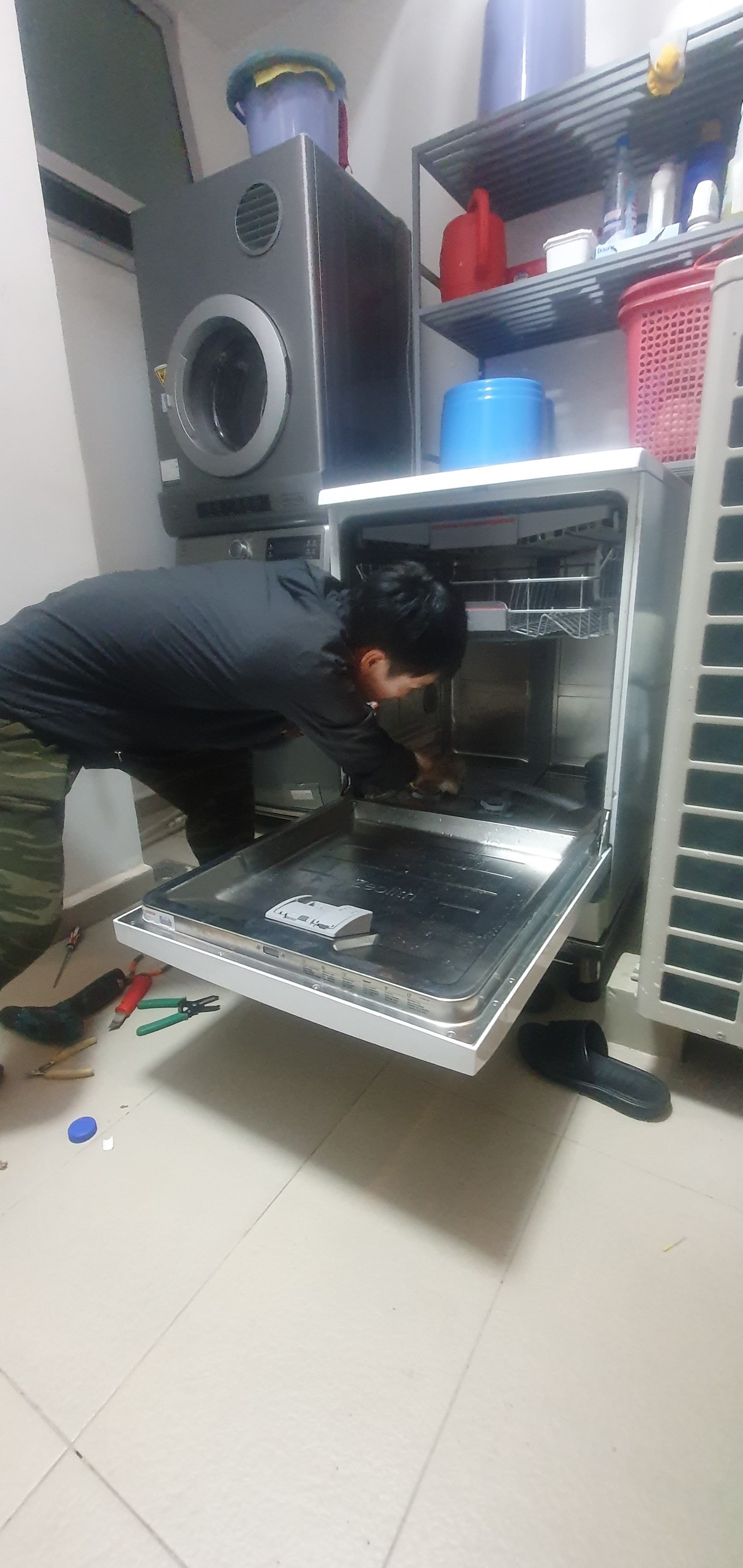 z4449111397564 2171007b1dd8ebe2746bb84bee128482 - Sửa máy rửa bát bị mất nước nóng tại nhà ở Sài Gòn