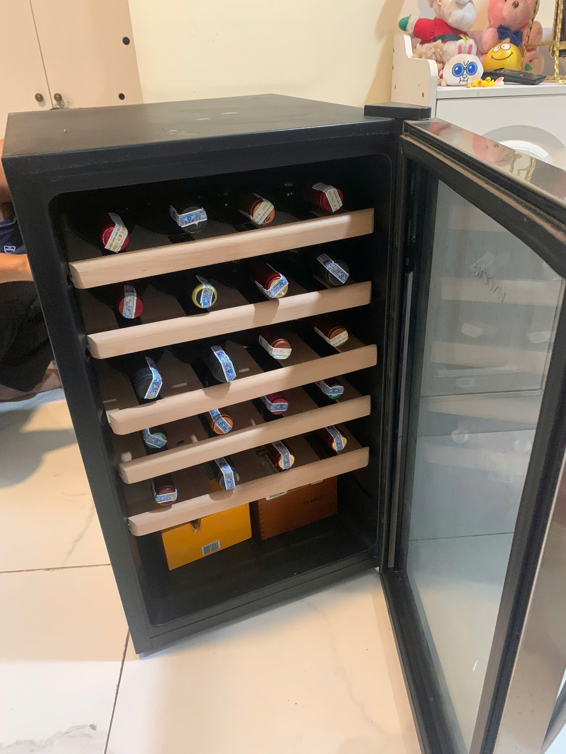 z6138884032361_8581bf3e065b0d2207498fb30db24a42 Sửa tủ rượu vang Vinocave giá rẻ