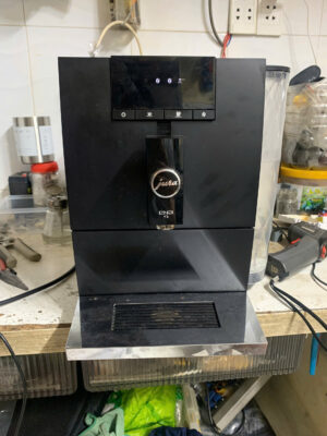 z6233458077325 728c9fa8c8a60b4610f459e01469b758 300x400 - Trung tâm bảo hành máy cafe Jura tại Hồ Chí Minh